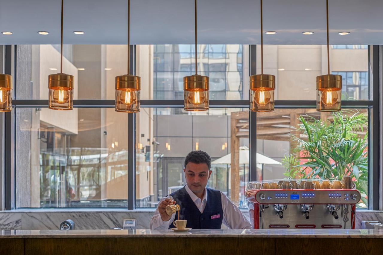 Crowne Plaza - West Cairo Arkan By Ihg 6th of October City エクステリア 写真 Barista at work