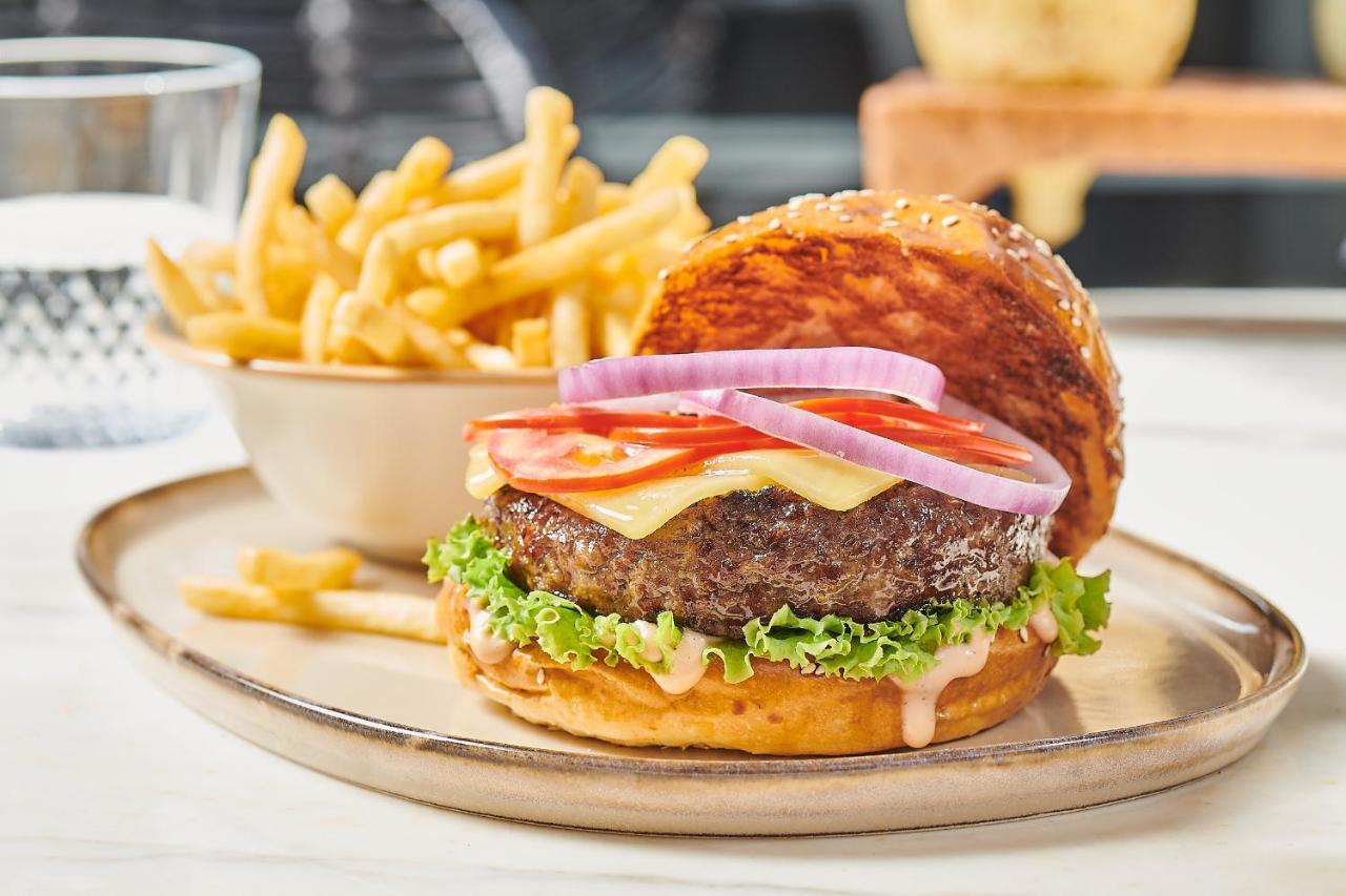 Crowne Plaza - West Cairo Arkan By Ihg 6th of October City エクステリア 写真 A hamburger with fries
